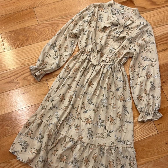 Feminine floral dress - Picture 4 of 6